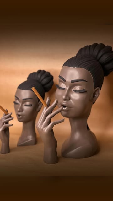 جاعودی دختر سیگار به دست سایز بزرگ